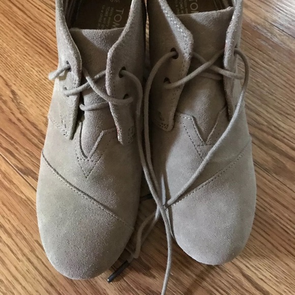 Toms Shoes - Toms Size 6 Suede Beige Tan Lace Up Wedge Booties